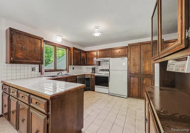 4th image of 1457 W Avon Rd, Rochester Hills, MI 48309 3044 | MLS# 61002998