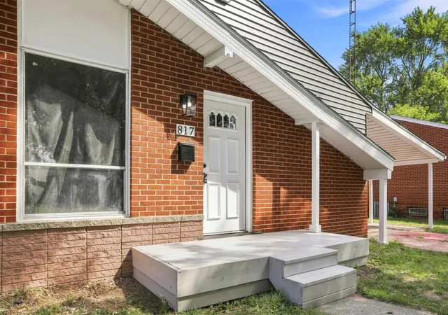 Photo 3 of Sale Pending at 817 Dell Ave, Flint, MI 48507 | MLS# 50219725 | Listing updated on 2026-08-28