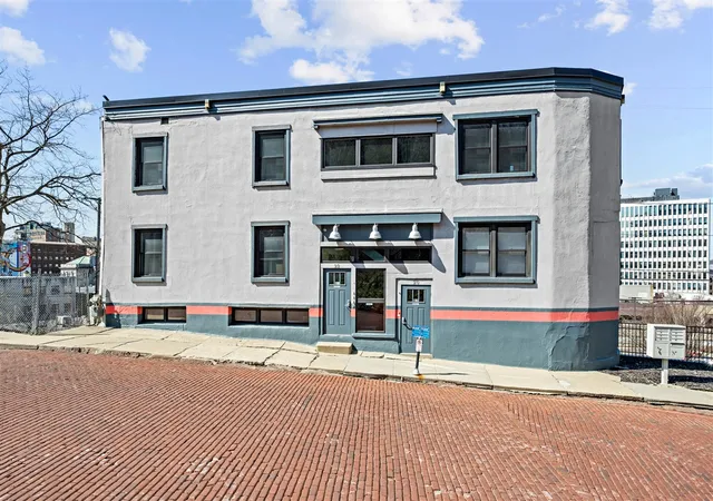 Listing Photo 4 - Condo for sale in building located at 20 & 22 Crescent St, Grand Rapids, MI 49503