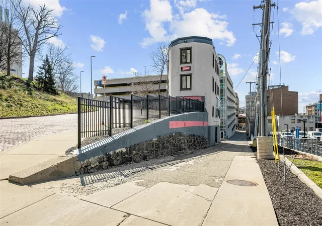 Listing Photo 5 - Condo for sale in building located at 20 & 22 Crescent St, Grand Rapids, MI 49503