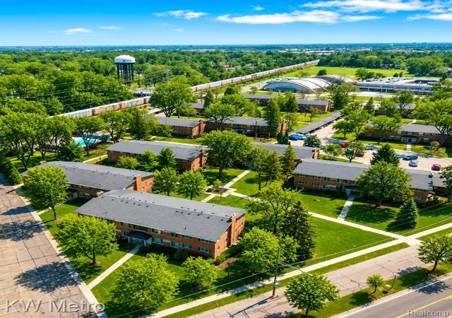 Listing Photo 2 - Condo for sale in building located at 850 N Adams Rd, Birmingham, MI 48009 - Unit #6