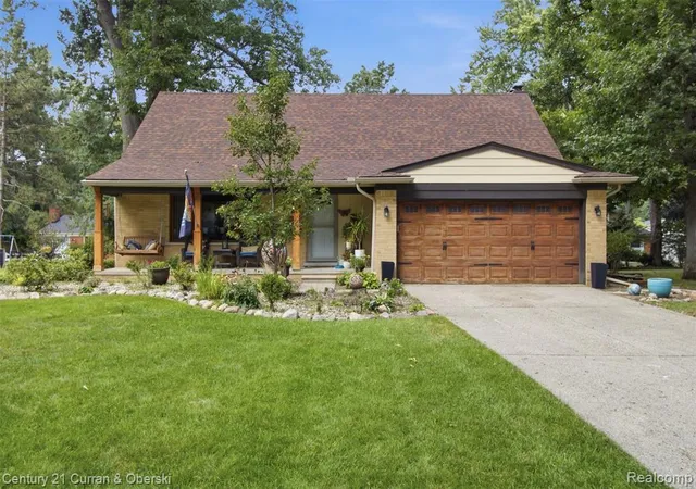 Photo 2 of Single family home for sale at 15761 Loveland St, Livonia, MI 48154 | MLS# 61023092 | Listing updated on 2026-08-29