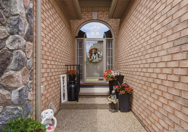 Photo 2 of Sale Pending at 2633 Ridgecrest Dr, Shelby Township, MI 48316 | MLS# 61012897 | Listing updated on 2026-07-31