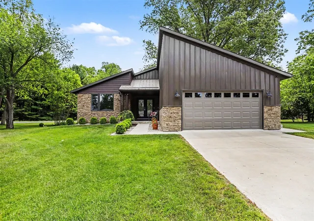 2nd image of 35883 Riverview Dr, Paw Paw, MI 49079 | MLS# 70536121