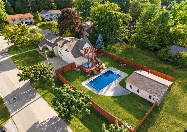 Photo 3 of Single family home for sale at 202 Seventeenth St, Traverse City, MI 49684 | MLS# 80073021 | Listing updated on 2026-09-03