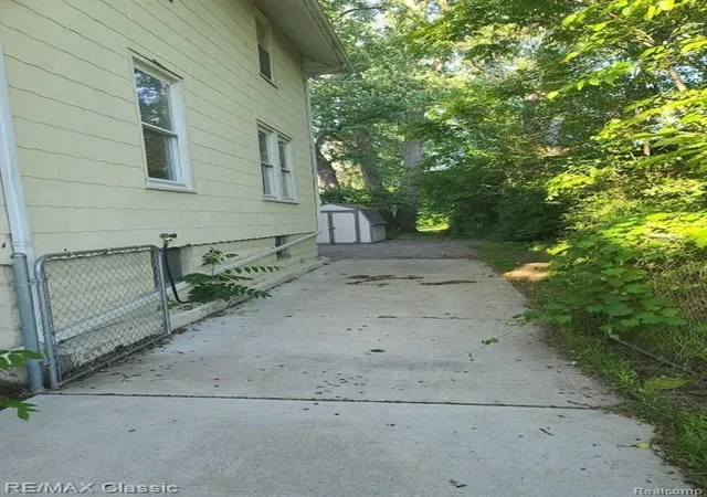 3rd image of 300 Baker St, Royal Oak, MI 48067 | MLS# 60963079