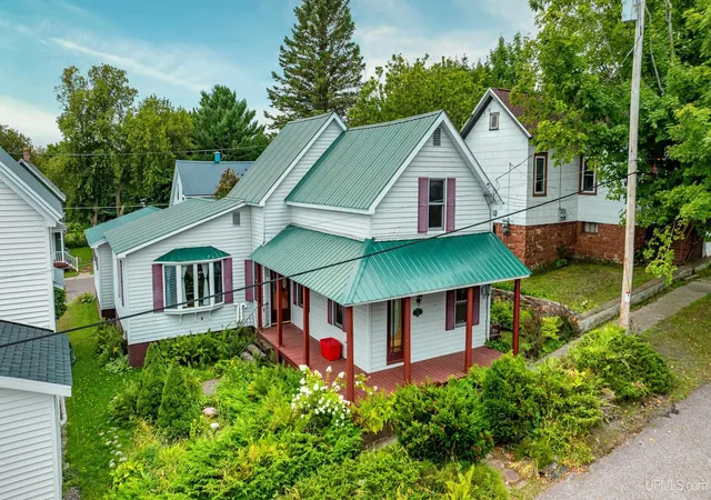 Single family home for sale at 844 Eighth St, Lake Linden, MI 49945 | MLS# 50219956
