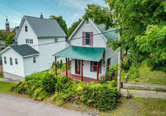 Photo 2 of Single family home for sale at 844 Eighth St, Lake Linden, MI 49945 | MLS# 50219956 | Listing updated on 2026-09-11