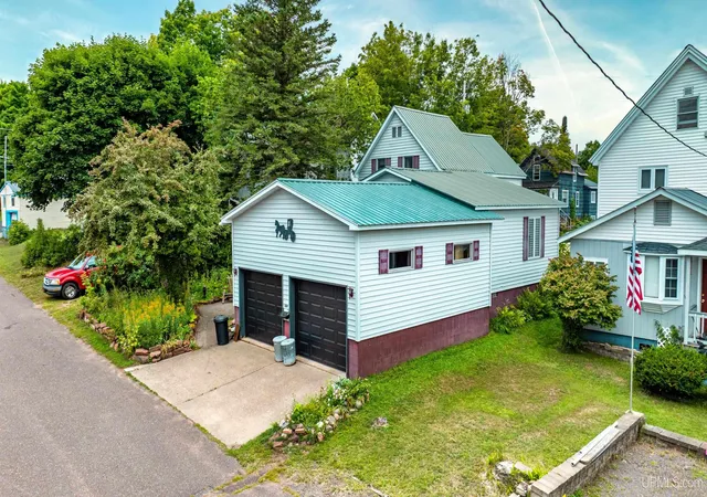 Photo 3 of Single family home for sale at 844 Eighth St, Lake Linden, MI 49945 | MLS# 50219956 | Listing updated on 2026-09-11