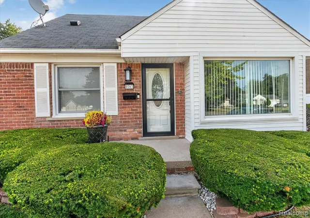 Photo 4 of Single family home for sale at 8063 Pelham Rd, Allen Park, MI 48101 2244 | MLS# 61024716 | Listing updated on 2026-10-02