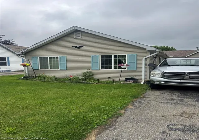 2nd image of 1128 W Parkwood Ave, Flint, MI 48507 3632 | MLS# 61006434
