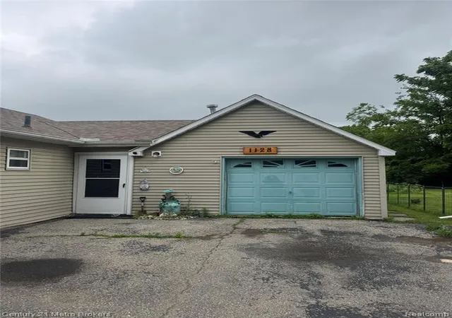 3rd image of 1128 W Parkwood Ave, Flint, MI 48507 3632 | MLS# 61006434