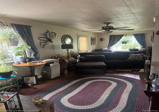 4th image of 1128 W Parkwood Ave, Flint, MI 48507 3632 | MLS# 61006434