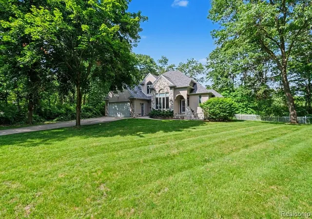 2nd image of 13445 Chateau Cove Dr, Holly, MI 48442 | MLS# 61006480