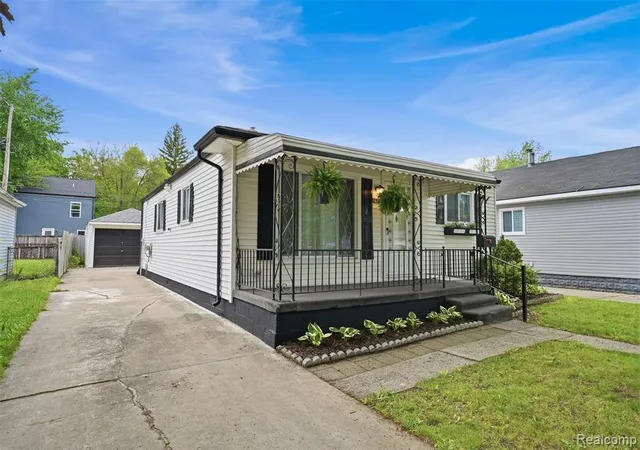 Homes for sale in Ferndale, MI | 1621 Silman St, Ferndale, MI 48220 | MLS# 60998448