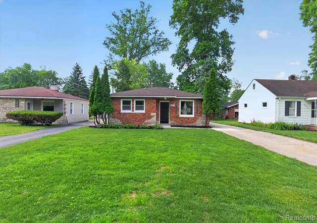 Homes for sale in Waterford, MI | 4841 Fenmore Ave, Waterford, MI 48328 | MLS# 60999899