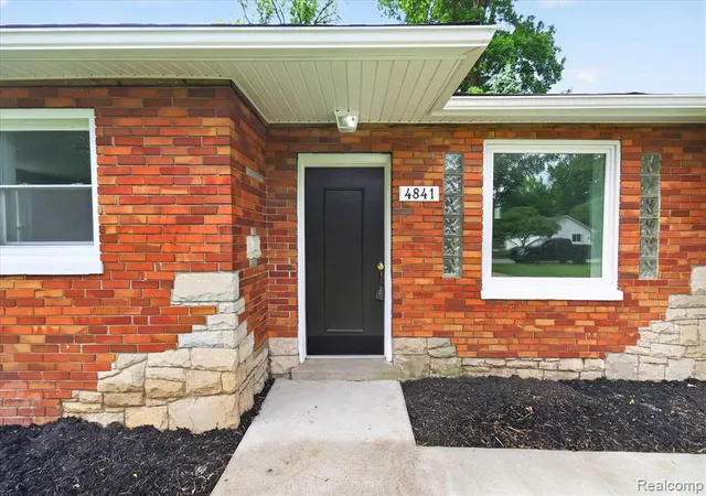 Homes for sale in Waterford, MI | 4841 Fenmore Ave, Waterford, MI 48328 | MLS# 60999899