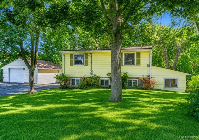 Photo 1 of Sale Pending at 3216 Warren Dr, Waterford, MI 48329 3545 | MLS# 61024663 | Listing updated on 2026-09-16