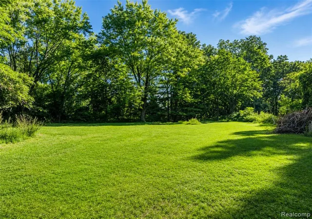 Photo 2 of Sale Pending at 3216 Warren Dr, Waterford, MI 48329 3545 | MLS# 61024663 | Listing updated on 2026-09-16