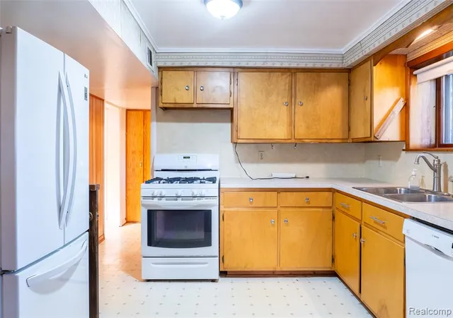 Photo 3 of Sale Pending at 3216 Warren Dr, Waterford, MI 48329 3545 | MLS# 61024663 | Listing updated on 2026-09-16