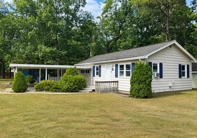 2nd image of 885 Parsons Rd, Traverse City, MI 49686 | MLS# 80072422