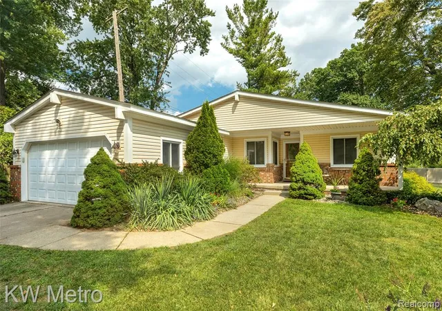 Photo 2 of Sale Pending at 2330 N Washington Ave, Royal Oak, MI 48073 4025 | MLS# 61024180 | Listing updated on 2026-09-14