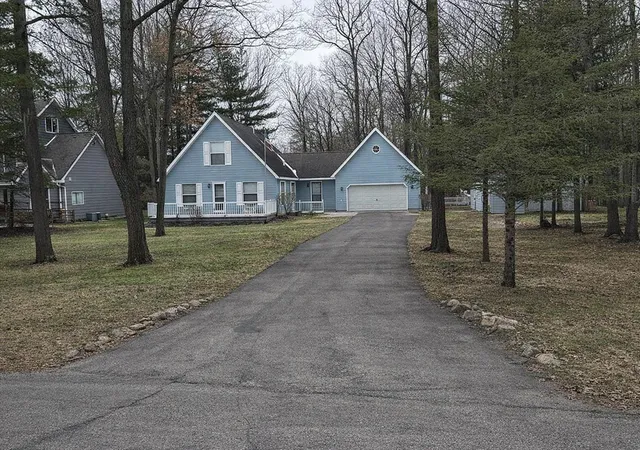 Photo 4 of Single family home for sale at 124 Winding Dr, Houghton Lake, MI 48629 | MLS# 50206450 | Listing updated on 2026-08-27