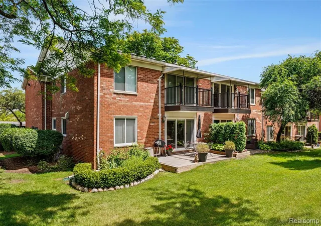 Homes for sale in Bloomfield Hills, MI | 2426 Mulberry Sq #55, Bloomfield Hills, MI 48302 | MLS# 61005022