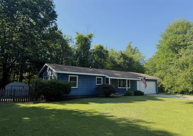 Homes for sale in Spring Lake, MI | 16613 Hemlock Dr, Spring Lake, MI 49456 | MLS# 70541717