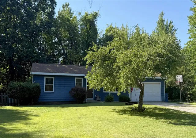 Homes for sale in Spring Lake, MI | 16613 Hemlock Dr, Spring Lake, MI 49456 | MLS# 70541717