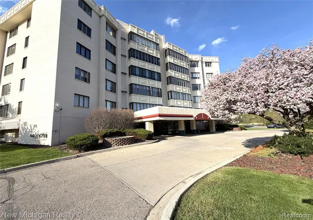 Homes for sale in Novi, MI | 43000 12 Oaks Crescent Dr #2033, Novi, MI 48377 | MLS# 61002153