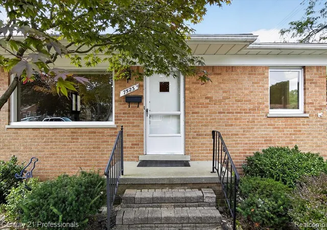 Photo 4 of Sale Pending at 7523 Robindale Ave, Dearborn Heights, MI 48127 1784 | MLS# 61024483 | Listing updated on 2026-08-29