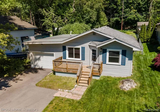 Homes for sale in Waterford, MI | 3620 Lotus Dr, Waterford, MI 48329 | MLS# 60999109