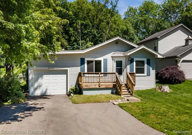 Homes for sale in Waterford, MI | 3620 Lotus Dr, Waterford, MI 48329 | MLS# 60999109