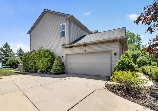 Homes for sale in Flat Rock, MI | 27985 S Mockingbird Dr, Flat Rock, MI 48134 | MLS# 61009956