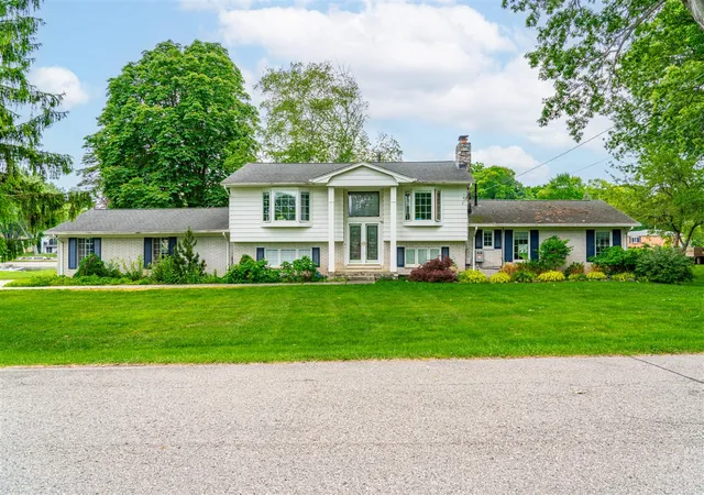 Homes for sale in White Lake, MI | 7436 Oak Bay Dr, White Lake, MI 48383 | MLS# 70543514