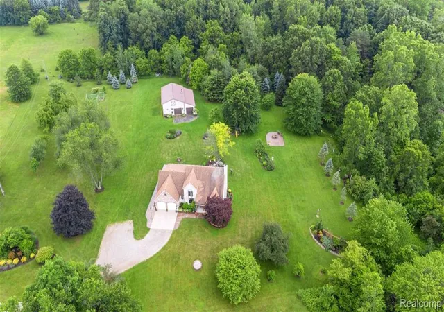2nd image of 125 Olde Franklin Dr, Howell, MI 48855 | MLS# 61006471