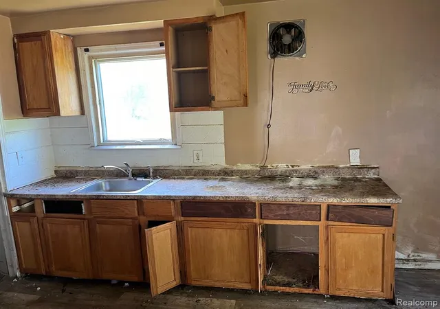 3rd image of 20202 Westphalia St, Detroit, MI 48205 1151 | MLS# 60314480