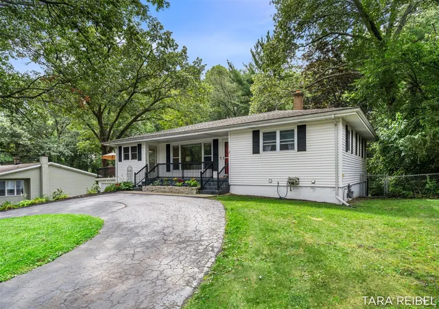 Photo 3 of Sale Pending at 2750 Wildwood Ln, Stevensville, MI 49127 | MLS# 70555246 | Listing updated on 2026-09-03