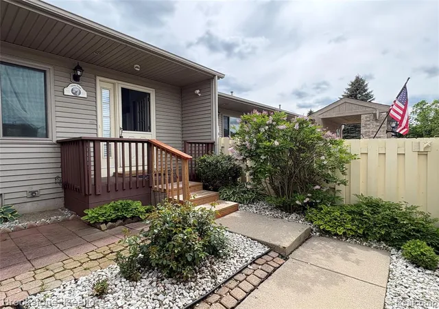 Homes for sale in South Lyon, MI | 62401 Raleigh Court, South Lyon, MI 48178 | Houzeo