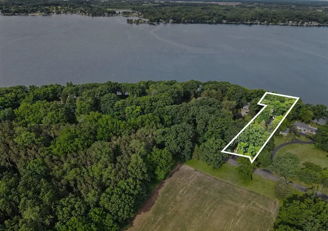 2nd image of 4630 E Gull Lake Dr, Hickory Corners, MI 49060 | MLS# 70542740