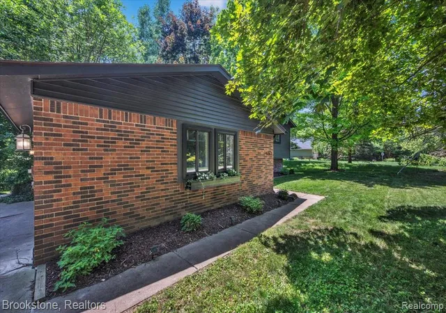 Homes for sale in Clarkston, MI | 5067 Algonquin Blvd, Clarkston, MI 48348 | MLS# 61008013