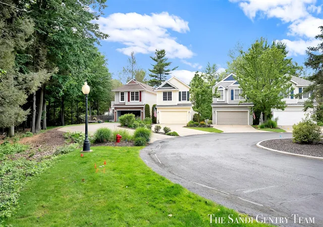 3rd image of 931 Bluff Creek Dr #21, Grand Haven, MI 49417 | MLS# 70541119