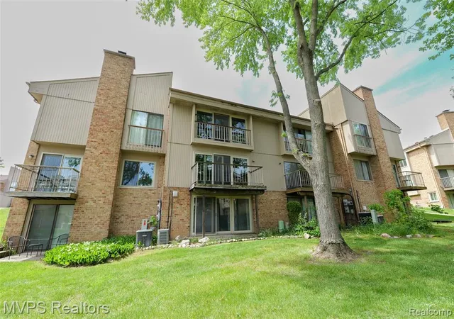 Homes for sale in Rochester, MI | 804 S Oak Brook Ridge Dr #149, Rochester, MI 48307 | MLS# 60995601