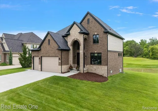 Homes for sale in Oxford, MI | 1721 Royal Birkdale Dr, Oxford, MI 48371 | MLS# 61004890