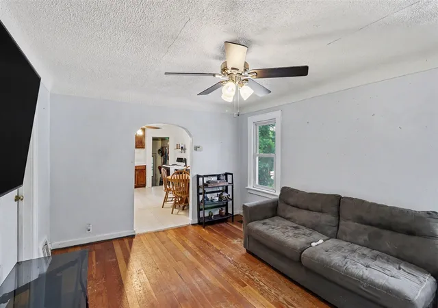 Photo 3 of Single family home for sale at 425 Garland St, Kalamazoo, MI 49001 | MLS# 70547257 | Listing updated on 2026-09-18