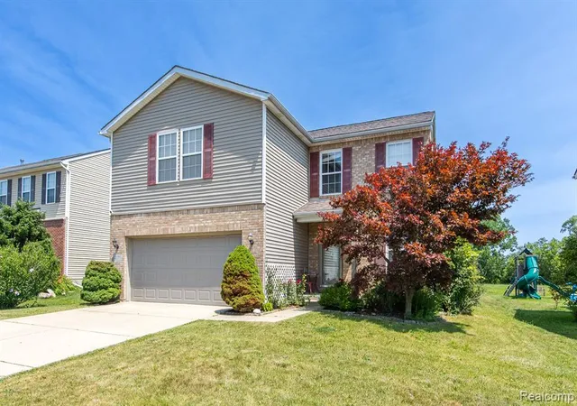 Photo 1 of Sale Pending at 2550 Compton Dr, Waterford, MI 48329 3377 | MLS# 61014164 | Listing updated on 2026-08-26