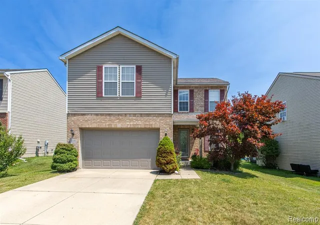 Photo 2 of Sale Pending at 2550 Compton Dr, Waterford, MI 48329 3377 | MLS# 61014164 | Listing updated on 2026-08-26