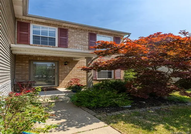 Photo 3 of Sale Pending at 2550 Compton Dr, Waterford, MI 48329 3377 | MLS# 61014164 | Listing updated on 2026-08-26
