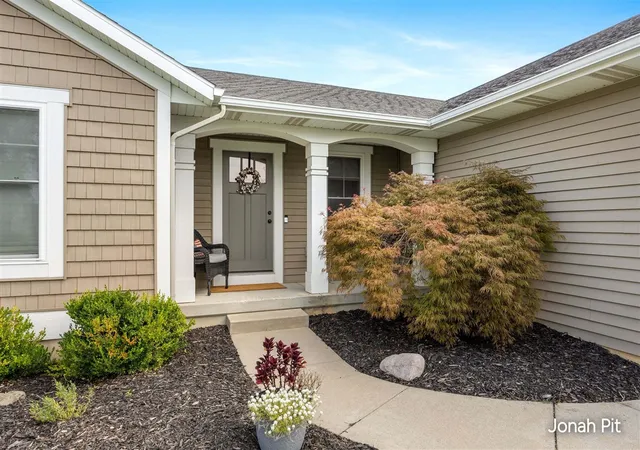 Photo 3 of Single family home for sale at 5235 Quest Dr, Wyoming, MI 49418 | MLS# 70554987 | Listing updated on 2026-09-10